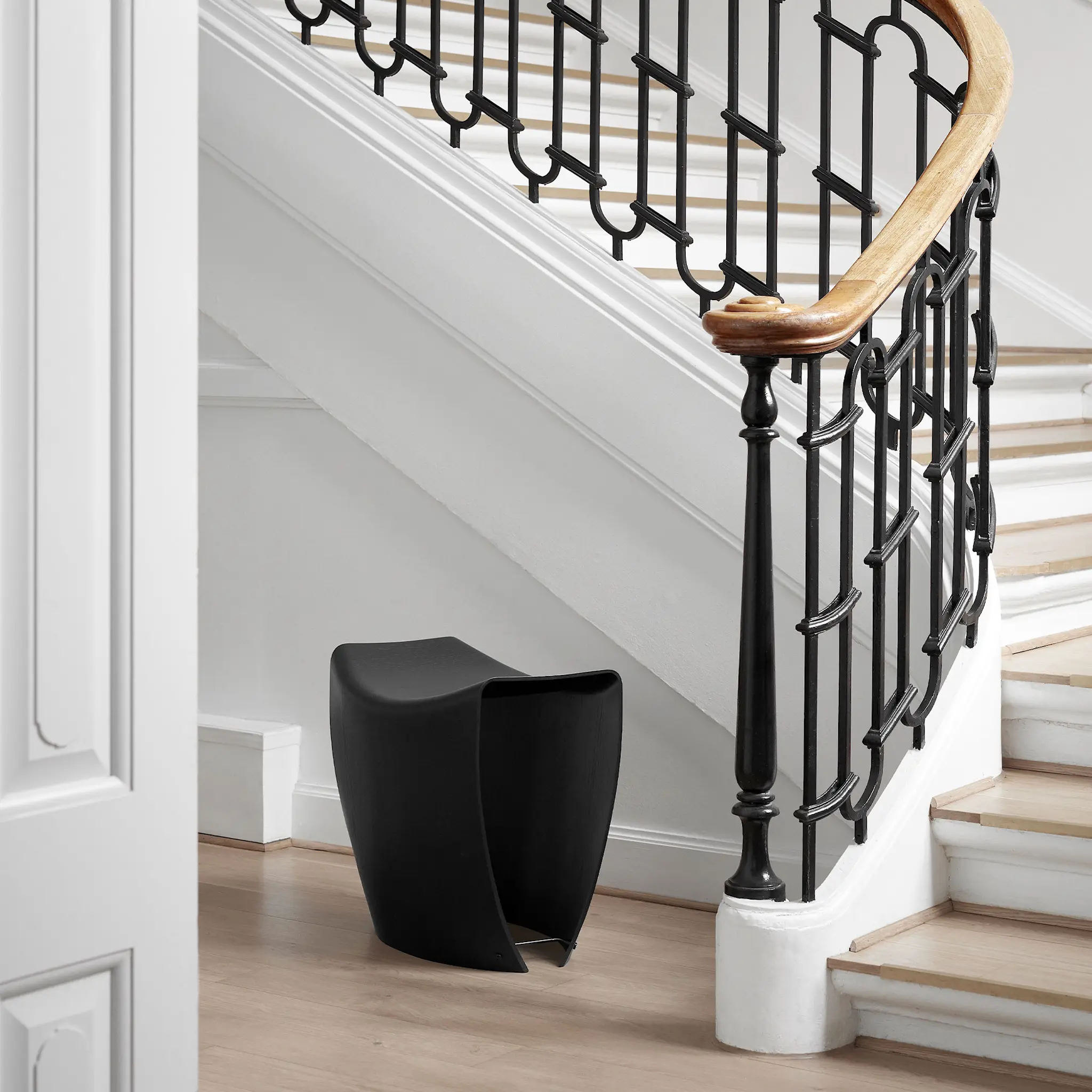 Gallery Stool, Lackad valnöt