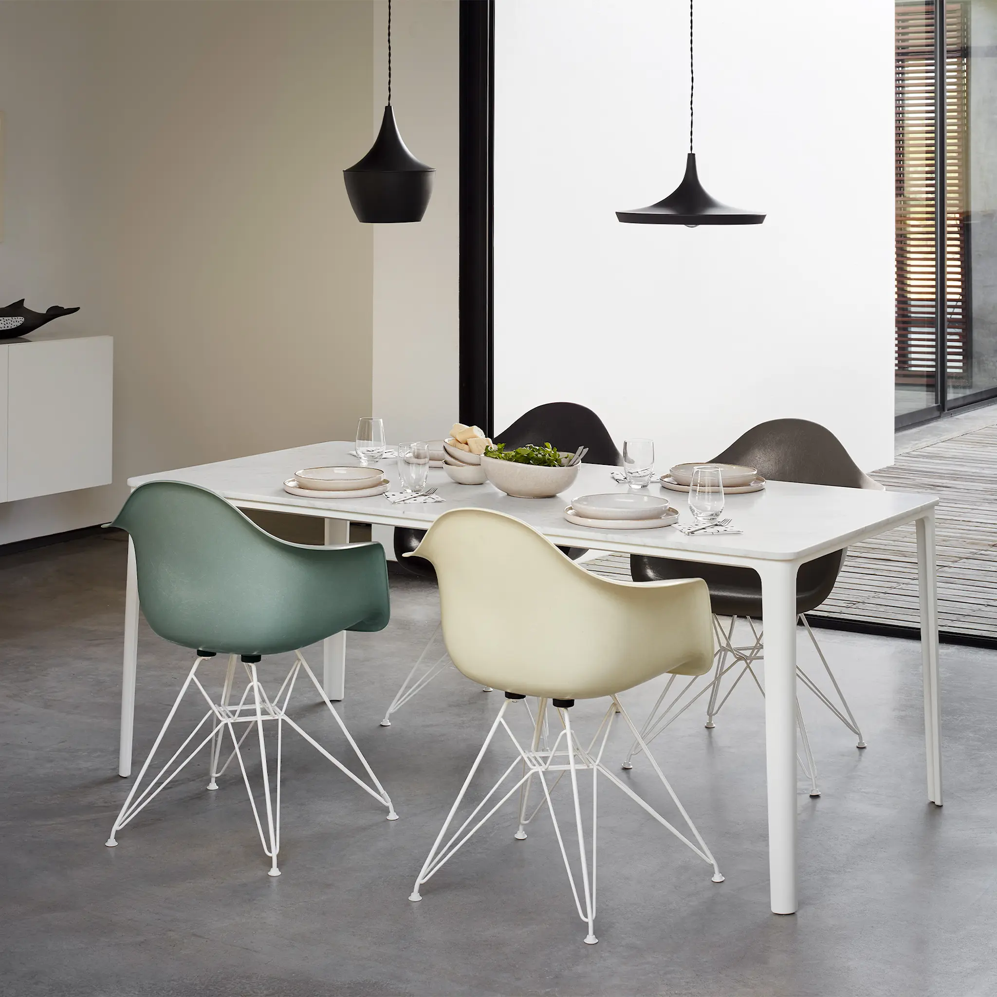 Eames Fiberglass Armchair DAR karmstol Chrome