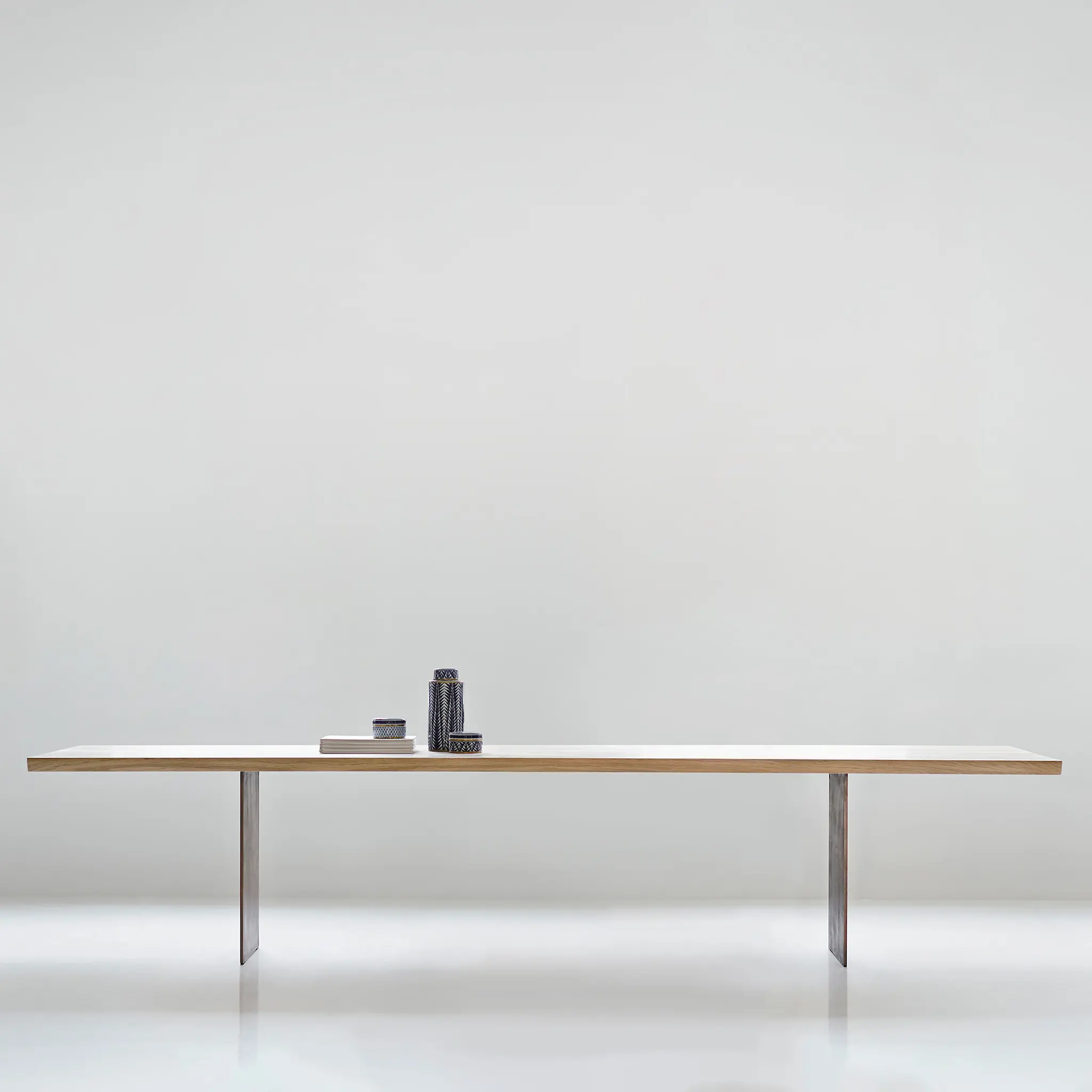 Tree Table, Skiva: Tvålad ek, Underrede: Lackerat borstat stål, 200 x 100 cm