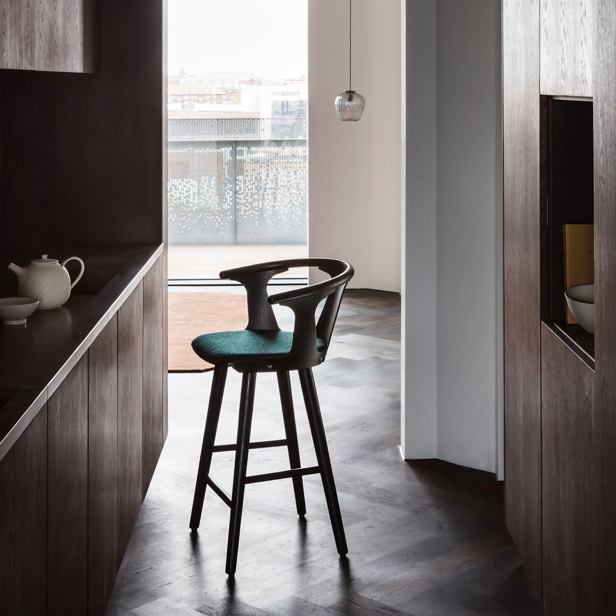 In Between SK10 - White Oiled Oak - Leather cat.2 - Silk SIL0842 Black