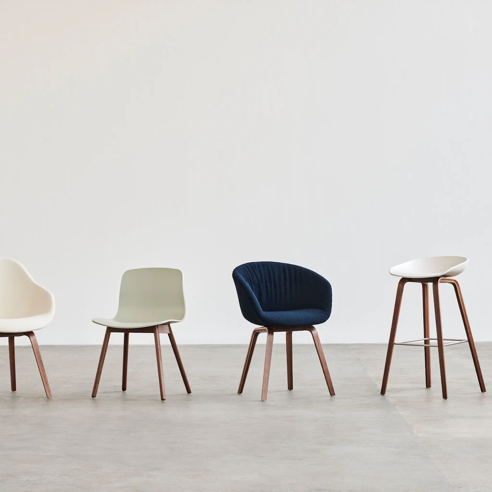 About a Stool AAS33 Low, Black Footrest, Black Oak/Cat.4 Hallingdal 65 130