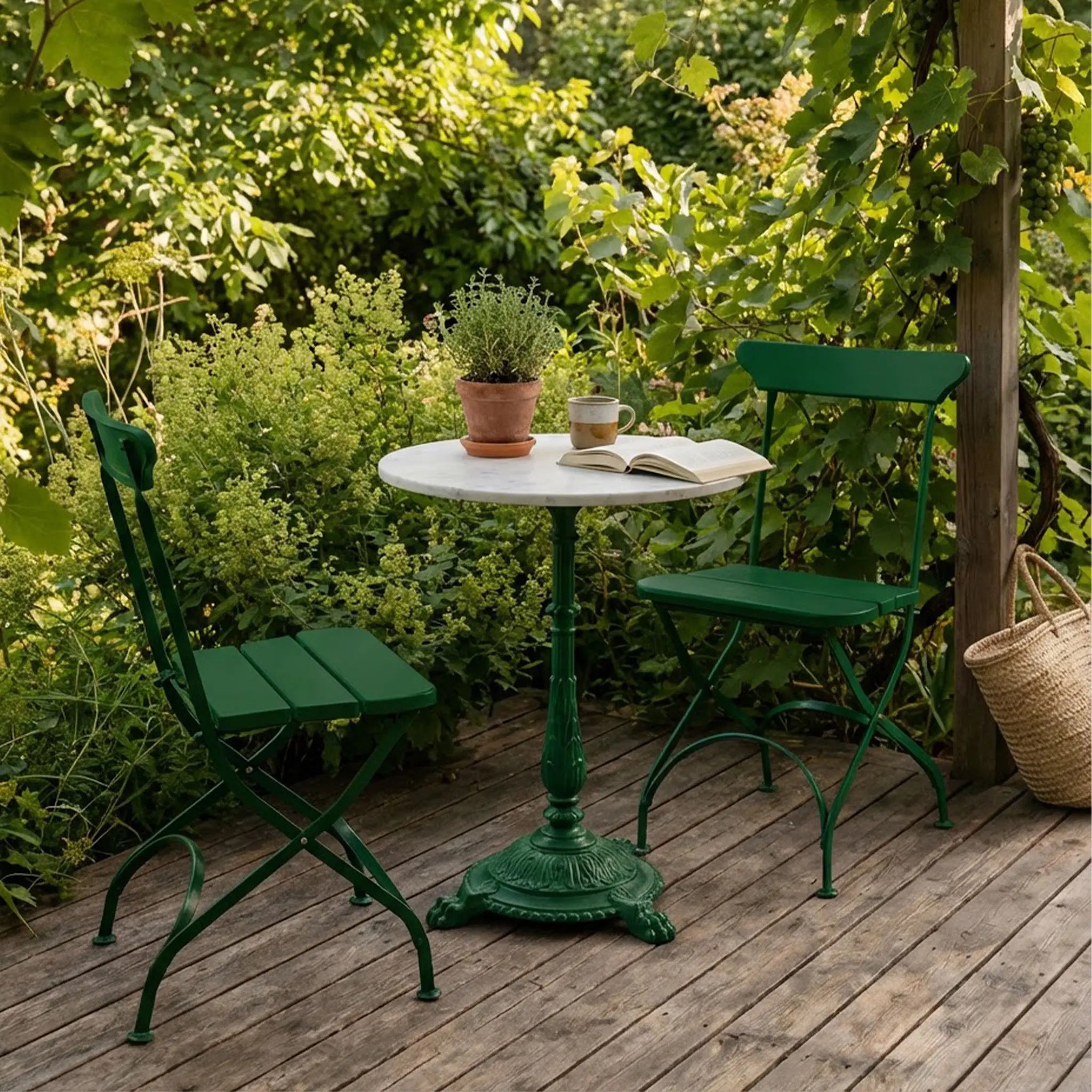 Classic No. 2 trädgårdsstolar 2 st & Classic cafébord Ø50 cm – Carrara marmor och grönlackerad aluminium