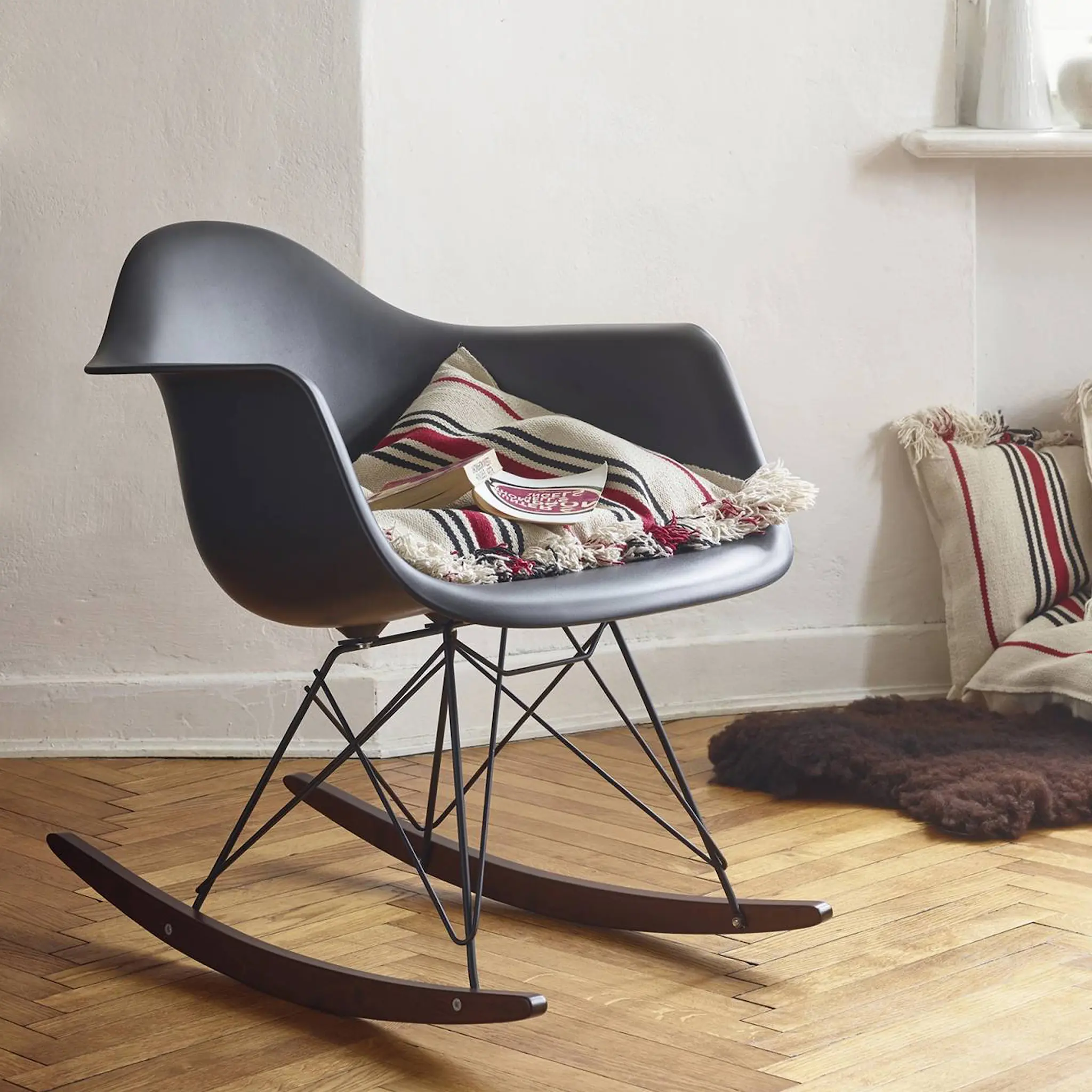 Eames RE Plastic Armchair RAR gungstol Chrome/Dark Maple