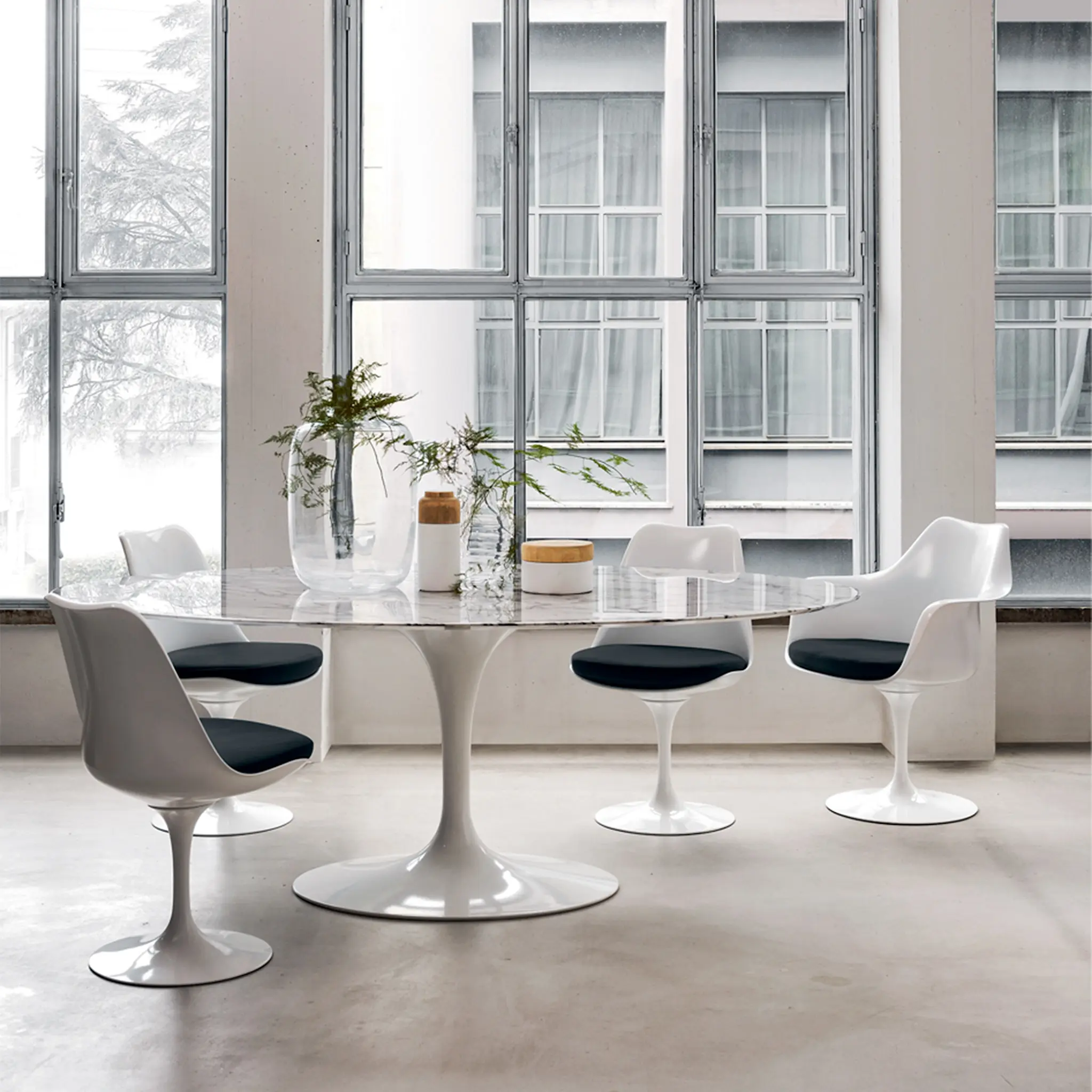Saarinen Tulip Chair - Karmstol, Svart bas  skal, Läder - Kategori W - Velluto Pelle - VPBLK