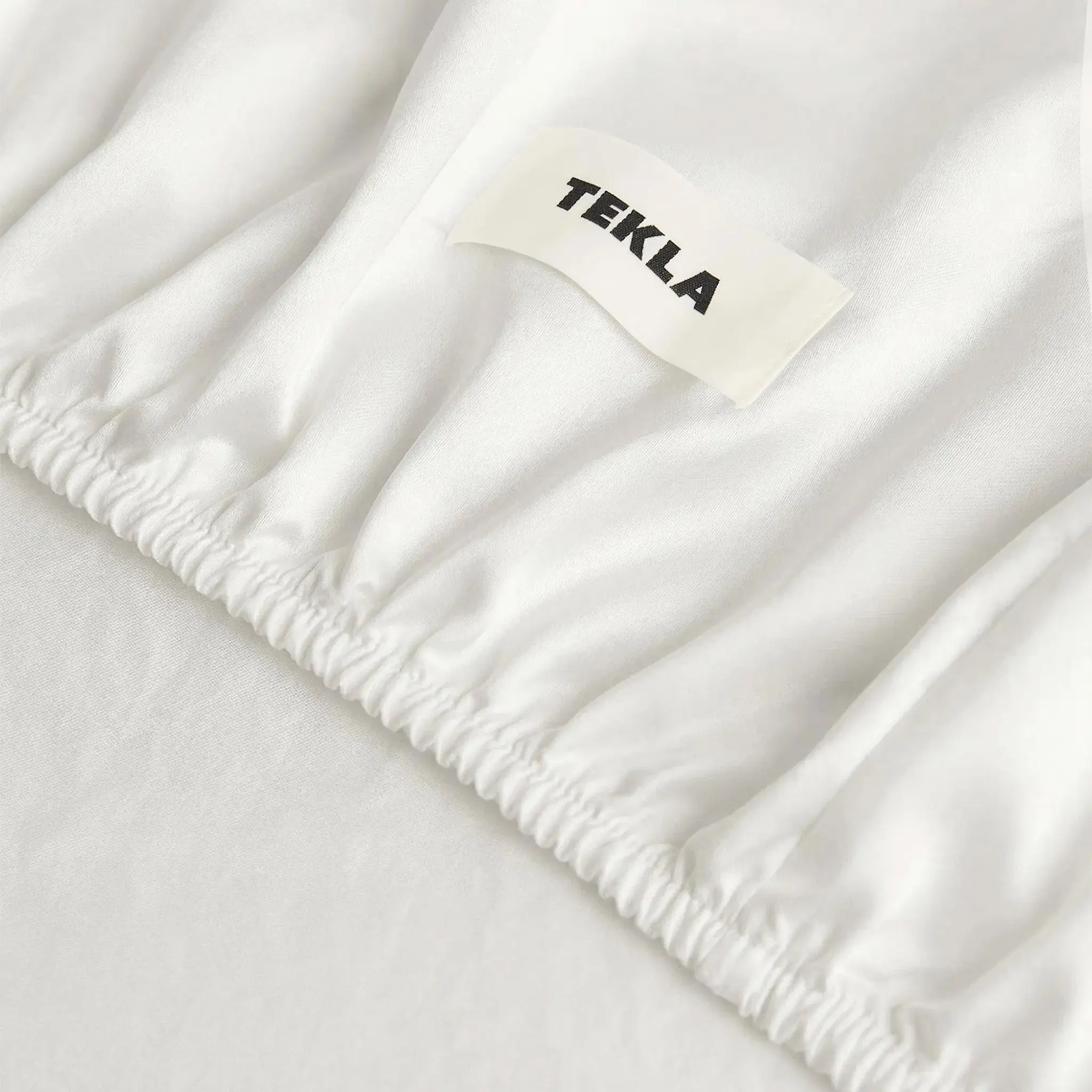 Sateen Cloud White dra-på-lakan
